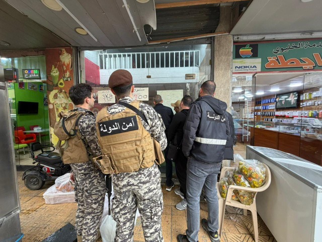 جولة رقابية في صيدا.. ضبط مخالفات وإقفال محل فروج غير ملتزم