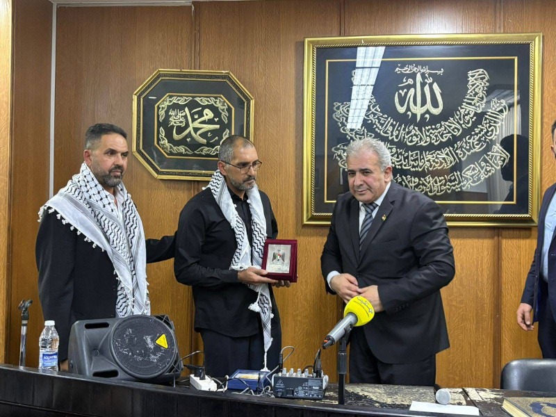 باسم الرئيس عباس.. السفير الأسعد يقدّم درع فلسطين لعائلة المغربي
