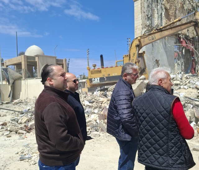 رئيس وأعضاء بلدية صيدا يتفقدون موقع العدوان في «مجمع الزهراء» ويواكبون رفع الأنقاض وتقييم الأضرار في المنشآت المجاورة