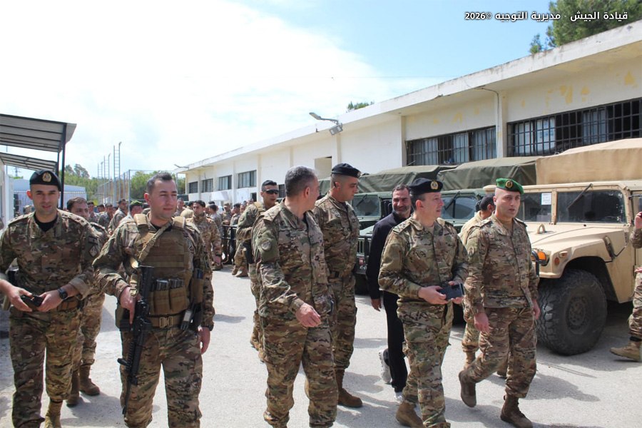 قائد الجيش يتفقد عدداً من الوحدات المنتشرة في الجنوب