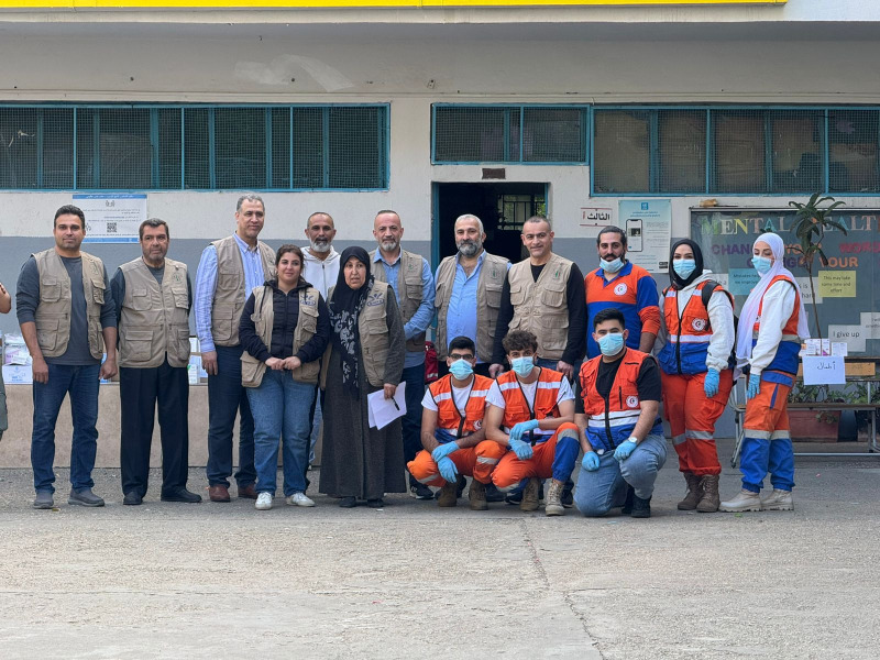 حملة طبية لاتحاد الأطباء والصيادلة الفلسطينيين في لبنان تشمل 150 نازحاً بمراكز الإيواء