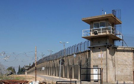 الاحتلال يُصدر ويُجدّد أوامر الاعتقال الإداري بحق 42 معتقلًا فلسطينيًا