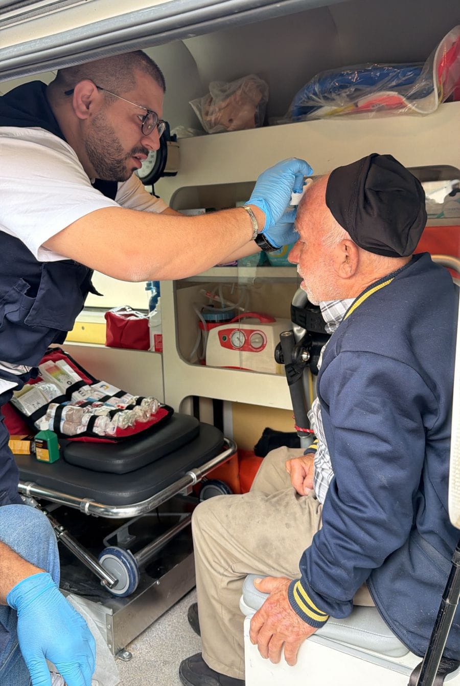 تقديمات "مركز الحريري الطبي" للنازحين في صيدا خلال شهر ونصف:  معاينة 1220 مريضاً واسعاف 240 ونقل 186 واعطاء 2081 دواءً