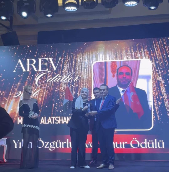 مؤسسة AREV التركية تمنح القنصل الفلسطيني معاذ العطشان جائزة "الحرية والشرف"