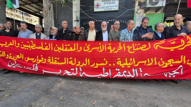 "الديمقراطية" تنظّم وقفة حاشدة في مخيم عين الحلوة تضامنًا مع الأسرى وتحذّر من تداعيات قانون الإعدام