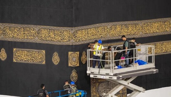 لحمايتها من التلامس أو التلف.. مكة المكرمة: إنهاء أعمال رفع الجزء السفلي من كسوة الكعبة