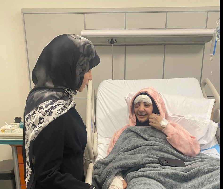 عناية عز الدين تزور زينب فرج: استهداف الصحافيين لإسكات الشهود!