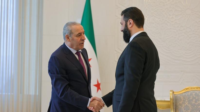 الرئيس السوري الشرع يستقبل حسين الشيخ على رأس وفد فلسطيني في دمشق لتعزيز العلاقات