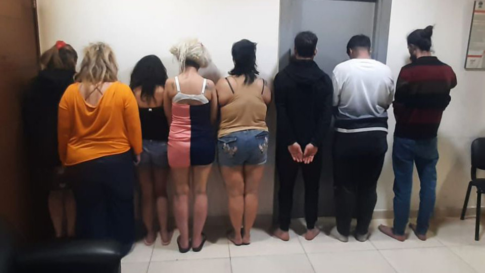 بالجرم المشهود.. قوى الأمن تطيح بشبكة اتجار بالبشر ودعارة في طبرجا!