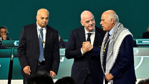 الرجوب يرفض مصافحة ممثل الاحتلال الإسرائيلي في كونغرس فيفا