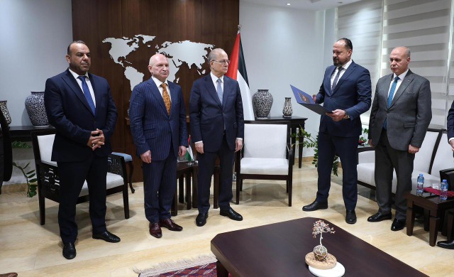 الرئيس عباس يمنح الشاعر الروسي فاديم تيريوخين وسام الثقافة والعلوم والفنون مستوى التألق