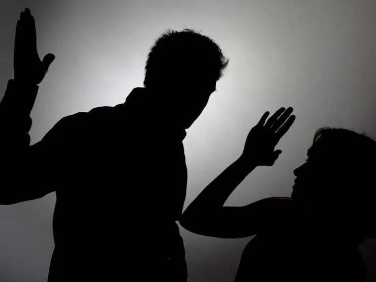 قاضٍ يعتدي بالضرب على زوجته المحامية