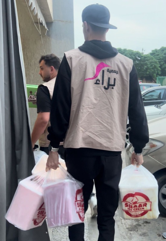 جمعية "براء" توزع "البوظة" على النازحين من جنوب لبنان إلى "كلية الصحة - صيدا"