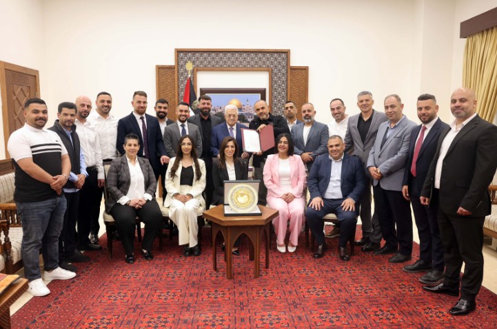 ​الرئيس عباس يمنح مؤسسة "حماة الفتح" درع دولة فلسطين