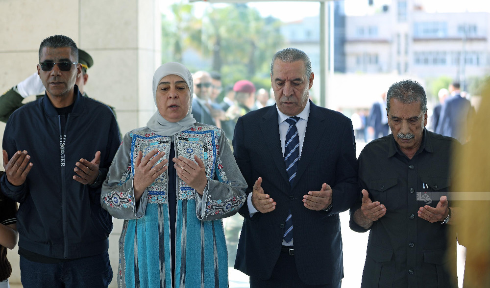 الشيخ وأعضاء اللجنة التنفيذية يضعون إكليلا من الزهور على ضريح الشهيد ياسر عرفات