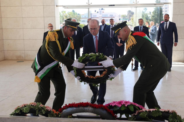 رئيس الوزراء الفلسطيني د. مصطفى يضع إكليلا من الزهور على ضريح الرئيس الشهيد ياسر عرفات