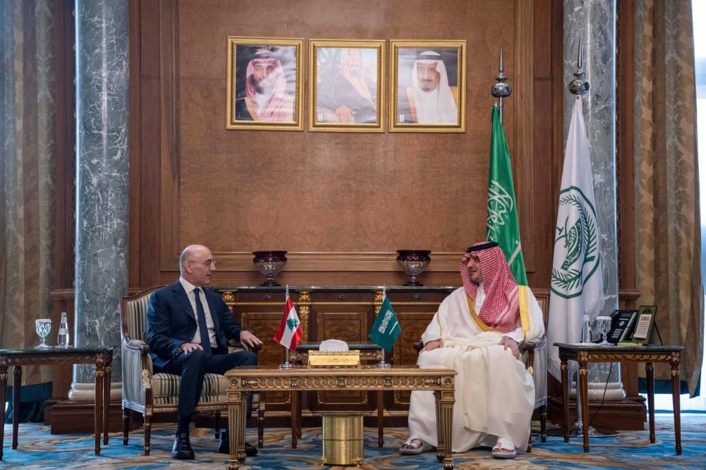 وزير الداخلية أحمد الحجار يلتقي نظيره السعودي الأمير عبد العزيز بن سعود في مكة المكرمة