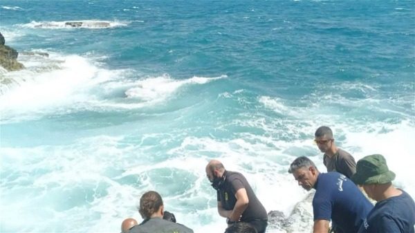 بالصور انتشال جثة من البحر قبالة شاطئ عمشيت!