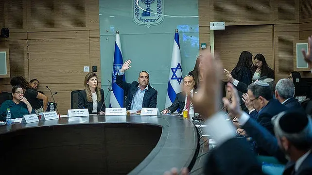 "لجنة الكنيست" تصادق على مشروع قانون حل الكنيست