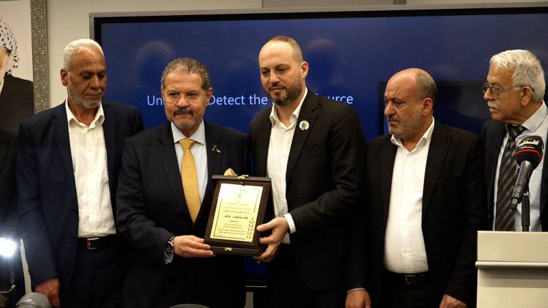 الممثل الخاص للرئيس عباس، ياسر عباس موضع تكريم "جبهة التحرير الفلسطينية"