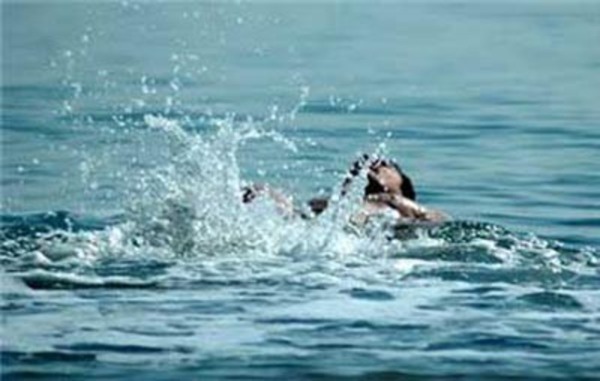 إنقاذ شاب من الغرق في المسبح الشعبي - صيدا