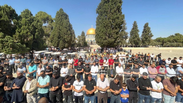60 ألفا يؤدون صلاة الجمعة في الأقصى رغم إجراءات الاحتلال