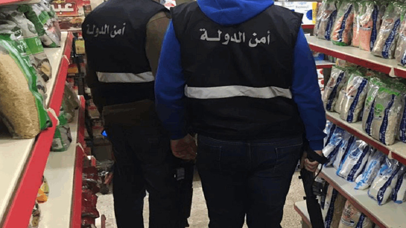 بالفيديو - مصلحة الاقتصاد تضبط مخالفة سلامة غذاء في فرن للمناقيش بالهلالية