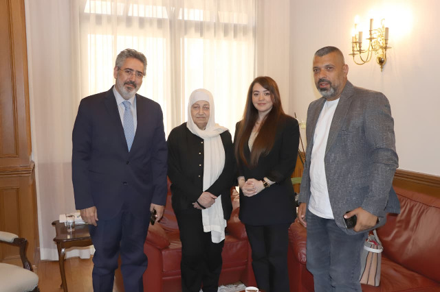 بهية الحريري تتابع مع زوارها أوضاع النازحين والعائدين جنوباً... وشؤوناً إغاثية وحياتية وتنموية