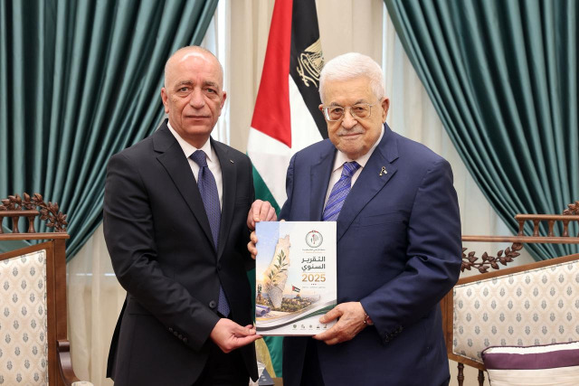 الرئيس عباس يتسلم التقرير السنوي لسلطة الأراضي 2025