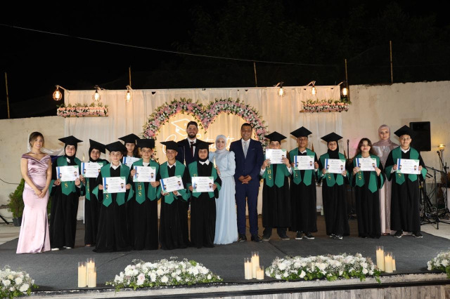 ثانوية "الدنيا" تخرج طلابها
