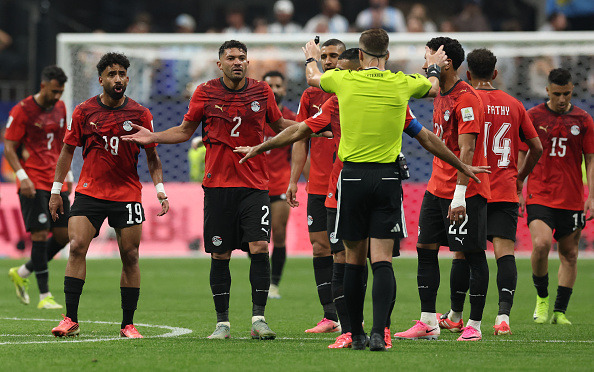قرارات الحكم الفرنسي لمباراة الأرجنتين ومصر في المونديال تثير جدلاً عالمياً واسعاً