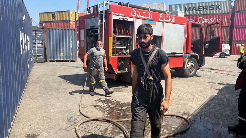إخماد حريق داخل حاويتين للشحن في مرفأ بيروت
