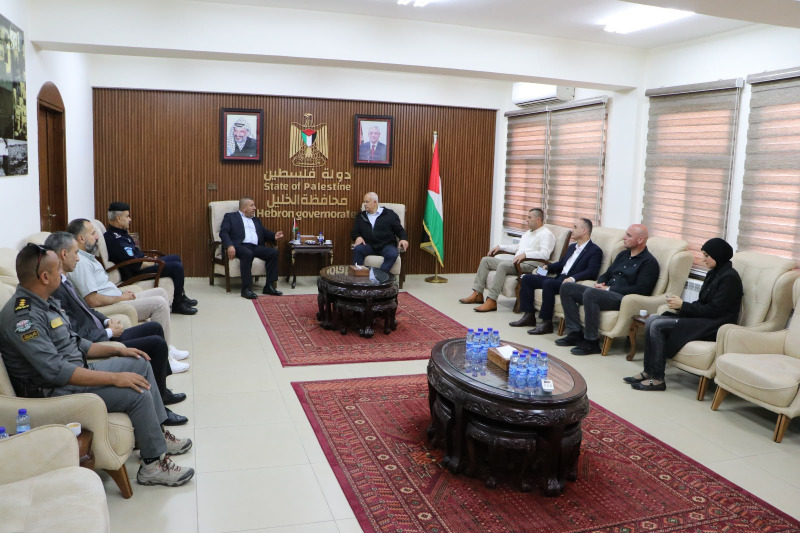 وزير الداخلية الفلسطيني يتفقد محافظة الخليل ويؤكد: إنفاذ القانون وتعزيز السلم الأهلي أولوية وطنية