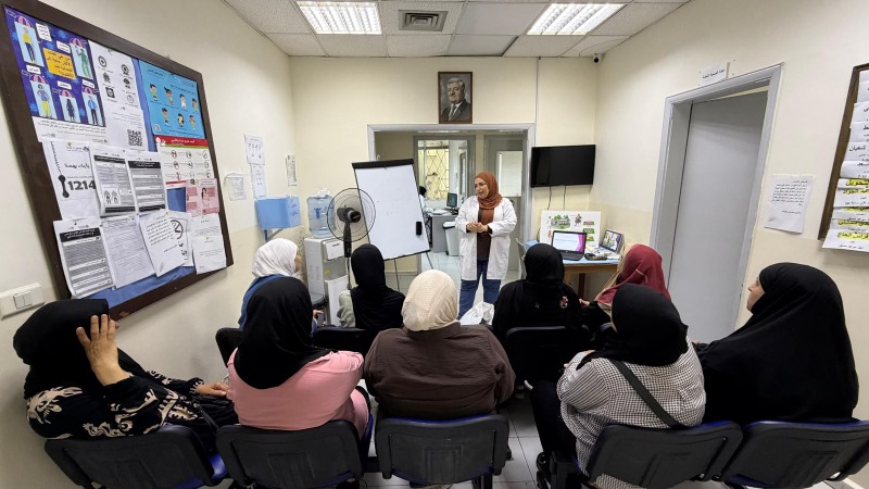 محاضرة توعوية حول مخاطر "جفاف النساء الحوامل والأطفال" في مستوصف الشهيد معروف سعد