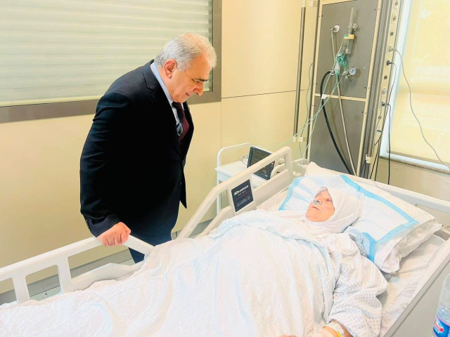 السفير الاسعد يتفقّد مصابي حادث حافلة المعتمرين في مستشفى صيدا  الحكومي - التركي