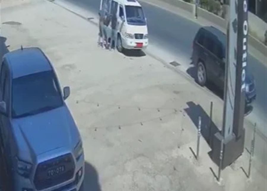 بالفيديو - خطف وضرب سائق فان في دورس.. والسبب "تلطيش" فتاة!