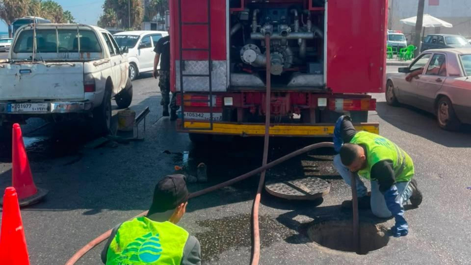 "مياه الجنوب": تنظيف خط الصرف الصحي الرئيسي الساحلي لصيدا