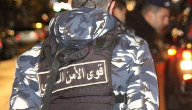 طعن والده واعتدى على 3 آخرين في عرسال...