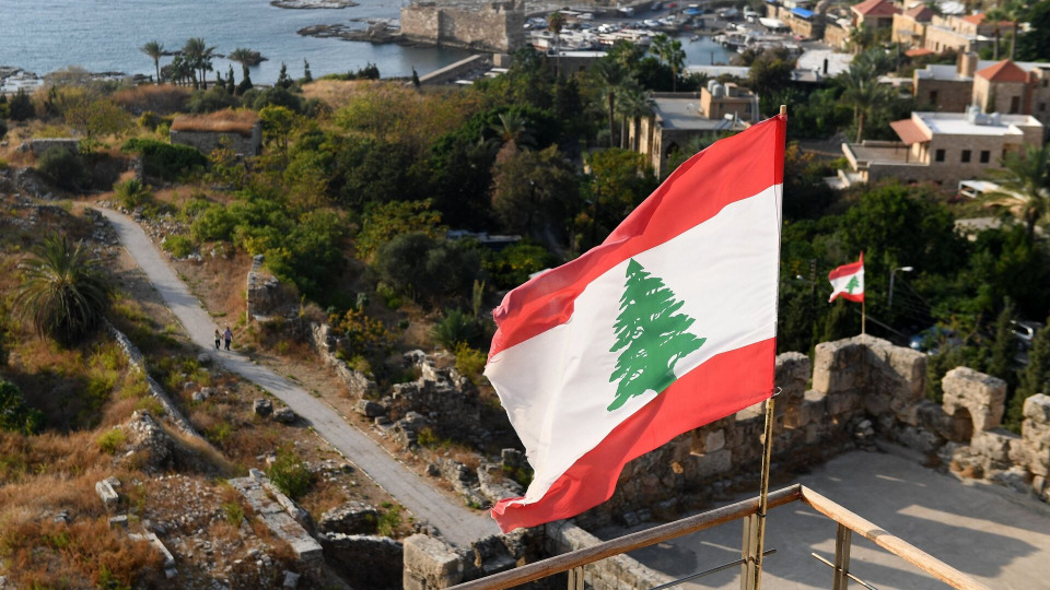 الجلوس خلال النشيد الوطني.. جريمة؟