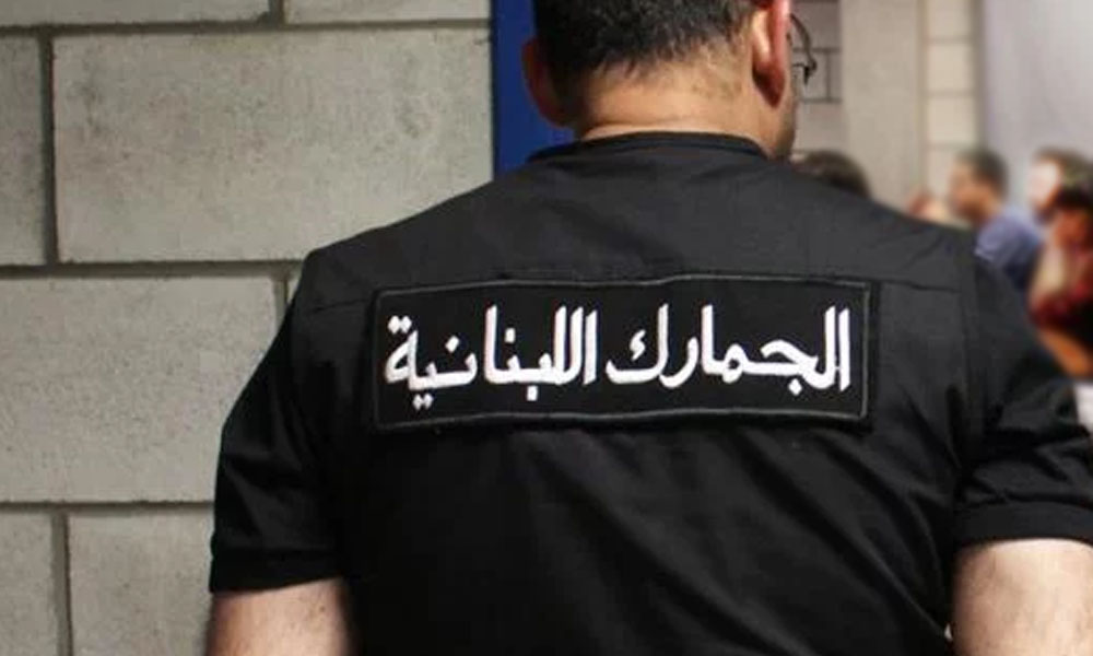 الجمارك تداهم محالًا وتضبط عطورًا وساعات وحقائب مزورة