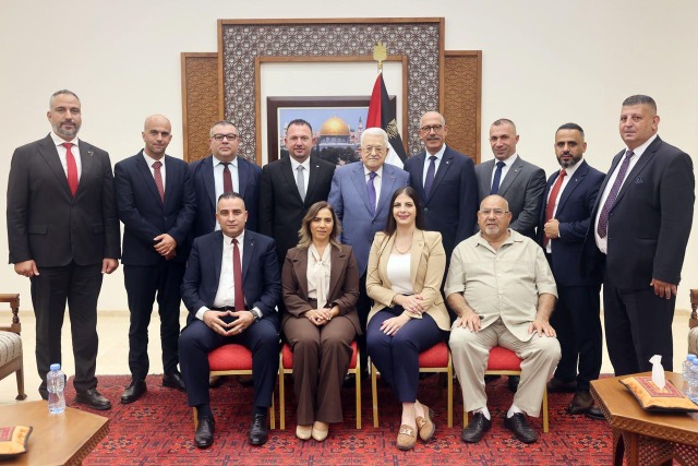 الرئيس عباس يستقبل مجلس بلدية بيت لحم ويؤكد النهوض بالواقع السياحي والتنموي فيها