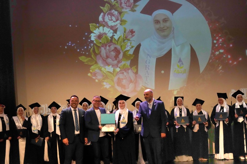 إبراهيم الحريري: التعليم والشراكة أساس استمرار الإنجاز 47  خريجة يحتفل بهنّ مركز الرحمة لخدمة المجتمع تحت شعار "رحلة إنجاز"