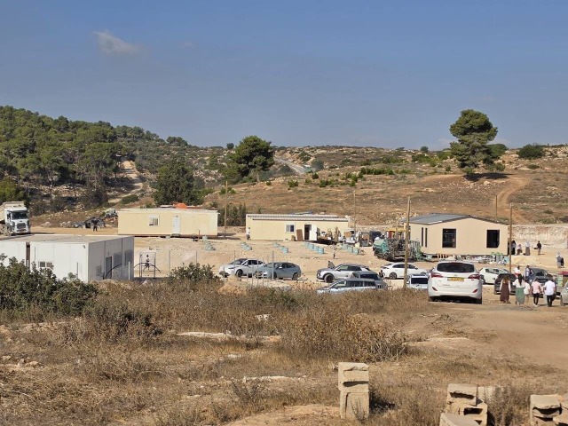 مستعمرون يعيدون إنشاء مستعمرة "غانيم" شرق جنين بعد 21 عاماً من إخلائها