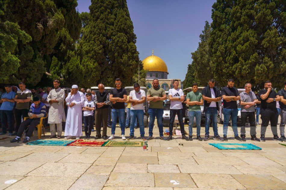 70 ألفا يؤدون الجمعة في المسجد الأقصى رغم إجراءات الاحتلال
