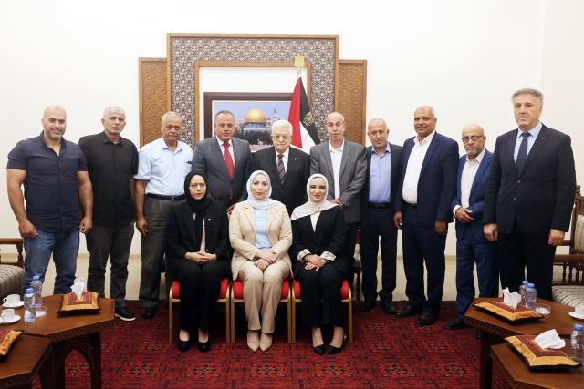 الرئيس عباس يستقبل رئيس وأعضاء مجلس بلدية جنين المنتخبين