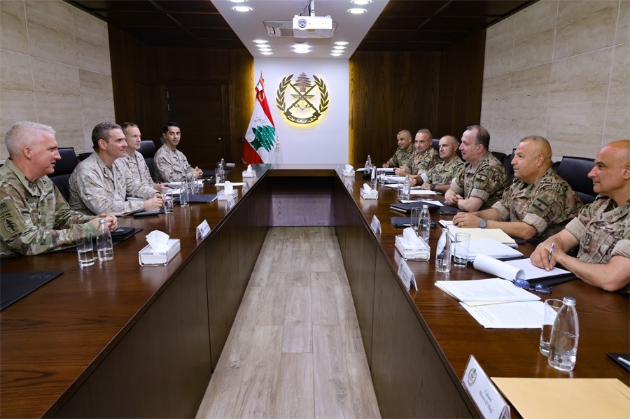 قائد الجيش العماد هيكل يبحث مع  الجنرال كليرفيلد  تطورات الجنوب ودعم المؤسسة العسكرية
