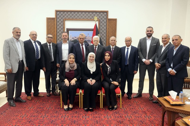 الرئيس عباس يستقبل رئيس المجلس البلدي في طولكرم وأعضاءه المنتخبين