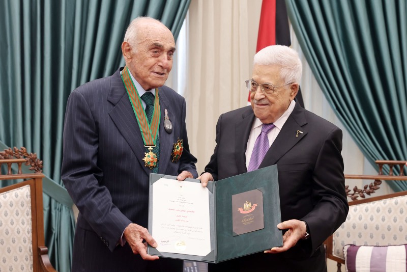 الرئيس عباس يقلد منيب المصري "النجمة الكبرى" من وسام القدس