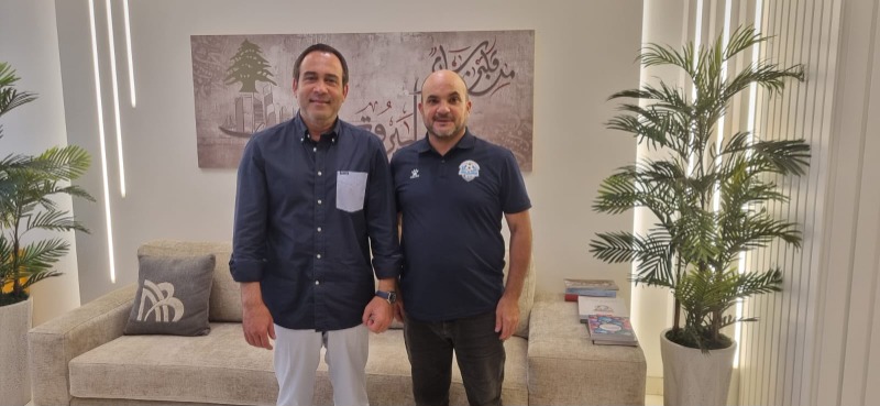 هوّاش يهنئ رئيس نادي الأنصار بلقب الدوري اللبناني