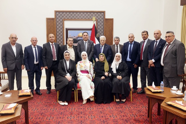 الرئيس عباس يستقبل رئيس وأعضاء مجلس بلدي طوباس المنتخبين